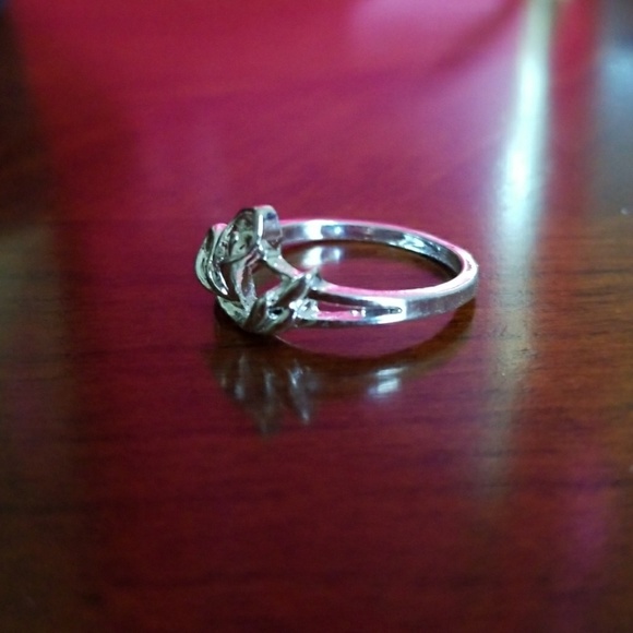 Sterling silver ring similar to a flower - Picture 2 of 4